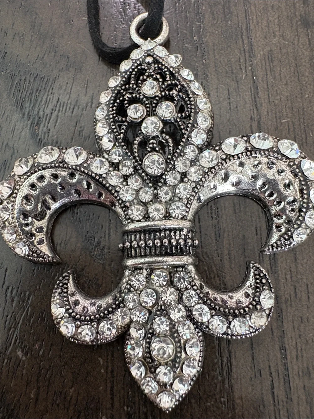 Rhinestone Fleur-de-Lis Pendant Necklace - Black